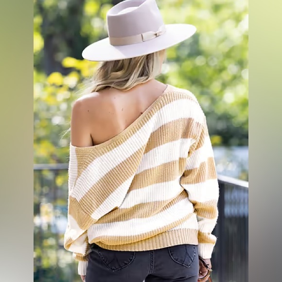 Ladies Sweater - Picture 2 of 4